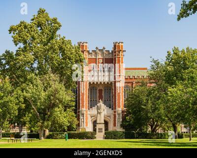 Vista soleggiata della Bizzell Memorial Library della University of Oklahoma negli Stati Uniti Foto Stock