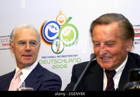 Arena auf Schalke Gelsenkirchen Germania 19.11.2002, presentazione del logo della Coppa del mondo di calcio FIFA 2006 Germania - Franz BECKENBAUER Foto Stock