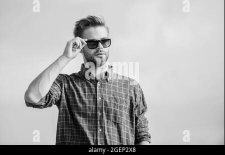 Vedere chiaro. Bel ragazzo indossare occhiali da sole. Hipster uomo in occhiali da sole alla moda. Occhiali da sole alla moda. Concetto di protezione ultravioletta. Occhiali uomo Foto Stock