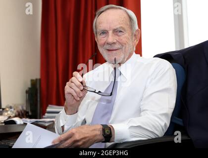 (210821) -- HONG KONG, 21 agosto 2021 (Xinhua) -- l'uomo d'affari degli Stati Uniti Jim Thompson è visto durante un'intervista con Xinhua a Hong Kong, Cina del sud, 12 agosto 2021. (Xinhua/Wu Xiaochu) Foto Stock