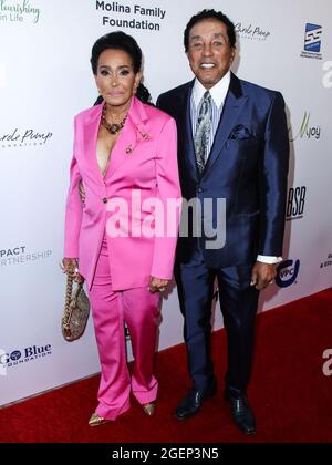 BEVERLY HILLS, LOS ANGELES, CALIFORNIA, Stati Uniti d'America - 20 AGOSTO: Frances Glandney e il marito/cantante-cantautore Smokey Robinson arrivano al 21° annuale Harold and Carole Pump Foundation Gala tenuto presso il Beverly Hilton Hotel il 20 agosto 2021 a Beverly Hills, Los Angeles, California, Stati Uniti. (Foto di Xavier Collin/Image Press Agency/Sipa USA) Foto Stock