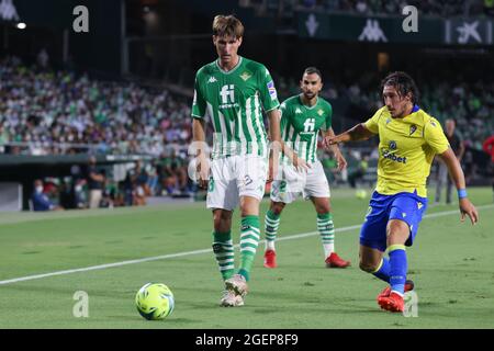 Siviglia, Spagna. 20 ago 2021. Juan Miranda di Real Betis durante la partita la Liga Santader tra Real Betis Balompie e Cadice CF a Benito Villamarin a Siviglia, Spagna, il 20 agosto 2021. Credit: DAX Images/Alamy Live News Foto Stock