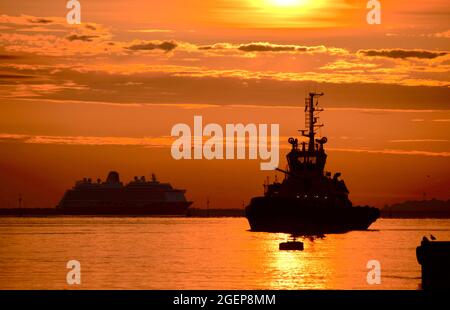 21/08/2021 Gravesend UK Dawn si rompe sopra il Tamigi vicino Gravesend. Foto Stock