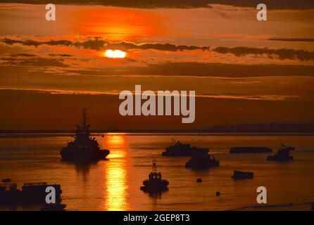 21/08/2021 Gravesend UK Dawn si rompe sopra il Tamigi vicino Gravesend. Foto Stock