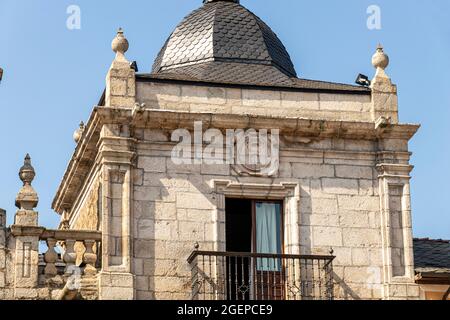 Ponferrada, Spagna. Particolare della Casa Consistorial o Ayuntamiento (Municipio). Stemma di Ponferrada Foto Stock