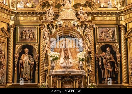 Ponferrada, Spagna. Statua della Vergine di la Encina all'interno della Basilica di la Encina, chiesa cristiana rinascimentale e barocca, patrono Foto Stock