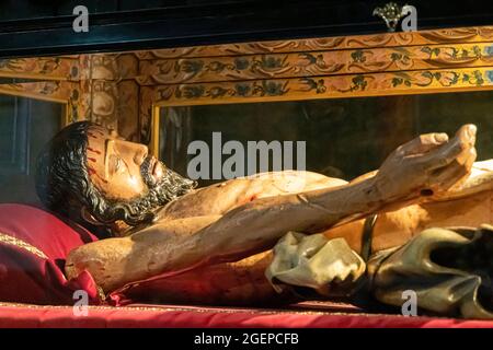 Ponferrada, Spagna. La statua di Santo Cristo all'interno della Basilica di la Encina, chiesa cristiana rinascimentale e barocca Foto Stock