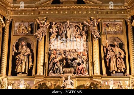 Ponferrada, Spagna. Altare maggiore con l'Assunzione di Maria all'interno della Basilica di la Encina, chiesa cristiana rinascimentale e barocca Foto Stock