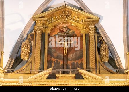 Ponferrada, Spagna. Altare maggiore con la Crocifissione di Gesù all'interno della Basilica di la Encina, chiesa cristiana rinascimentale e barocca Foto Stock