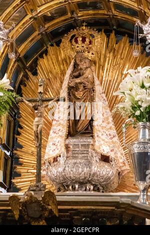 Ponferrada, Spagna. Statua della Vergine di la Encina all'interno della Basilica di la Encina, chiesa cristiana rinascimentale e barocca, patrono Foto Stock