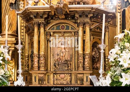 Ponferrada, Spagna. Altare maggiore con risurrezione di Gesù all'interno della Basilica di la Encina, chiesa cristiana rinascimentale e barocca Foto Stock