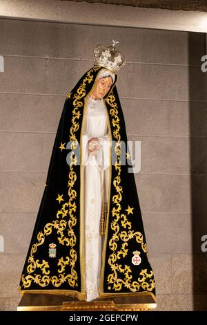 Ponferrada, Spagna. Statua della Vergine Maria all'interno della Basilica di la Encina, chiesa cristiana rinascimentale e barocca Foto Stock