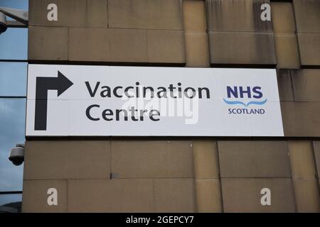 Centro di vaccinazione scozzese NHS con freccia sul muro. Preso all'EICC di Edimburgo. Foto Stock