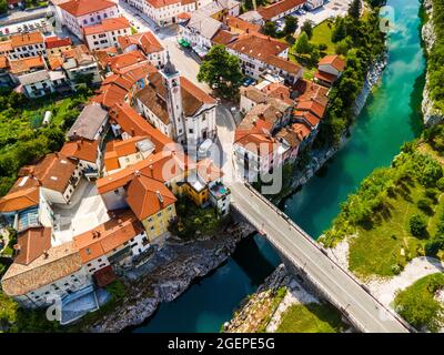 Kanal OB Soci Town presso il fiume Soca in Slovenia. Vista aerea del drone. Foto Stock