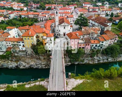 Kanal OB Soci Town presso il fiume Soca in Slovenia. Vista aerea del drone. Foto Stock