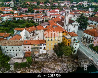 Kanal OB Soci Town presso il fiume Soca in Slovenia. Vista aerea del drone. Foto Stock