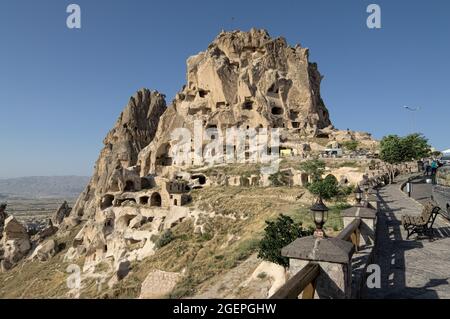 Giro turistico della Turchia veduta panoramica del Castello di Uchisar, una formazione rocciosa più alta con case grotta, Cappadocia Foto Stock
