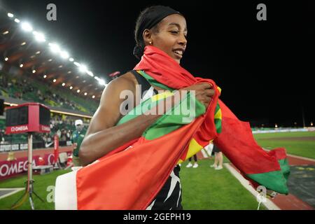 SIFAN Hassan (NED) festeggia con la bandiera etiope dopo aver vinto i 5.000 m delle donne nelle 14:27.89 durante il 46° Prefontaine Classic, venerdì 20 agosto, Foto Stock