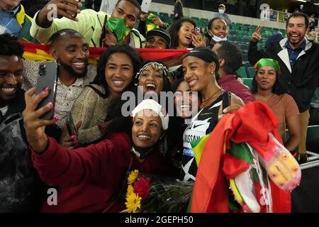 SIFAN Hassan (NED) festeggia con i tifosi etiopi dopo aver vinto i 5.000m delle donne nelle 14:27.89 durante il 46° Prefontaine Classic, Venerdì, Agosto 20, Foto Stock