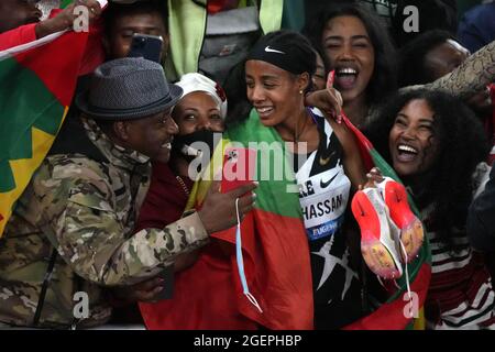 SIFAN Hassan (NED) festeggia con i tifosi etiopi dopo aver vinto i 5.000m delle donne nelle 14:27.89 durante il 46° Prefontaine Classic, Venerdì, Agosto 20, Foto Stock