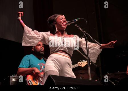 Farnham, Regno Unito, 20 agosto 2021. Caron Wheeler dell'iconica band Soul II Soul si esibisce al Weyfest. Credit: MusicLive/Alamy Live News Foto Stock