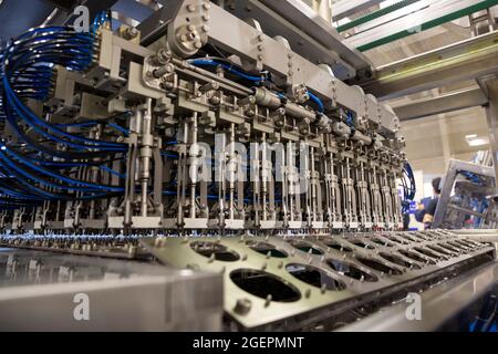 Macchina automatica per il confezionamento di alimenti per uso industriale. Foto Stock