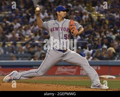 Los Angeles, Stati Uniti. 21 Agosto 2021. Carlos Carrasco, il lanciatore di New York Mets, si svolge contro i Los Angeles Dodgers durante il quarto inning al Dodger Stadium di Los Angeles venerdì 20 agosto 2021. Foto di Jim Ruymen/UPI Credit: UPI/Alamy Live News Foto Stock