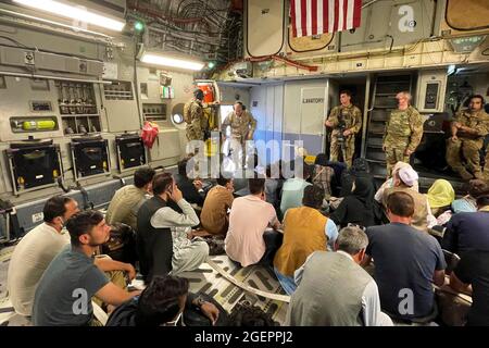 Kabul, Afghanistan. 21 Agosto 2021. Frank McKenzie, il comandante del comando centrale degli Stati Uniti, arriva all'aeroporto internazionale Hamid Karzai, in Afghanistan il 17 agosto 2021. Photo by William Urban / US Navy via CNP /ABACAPRESS.COM Credit: Abaca Press/Alamy Live News Foto Stock