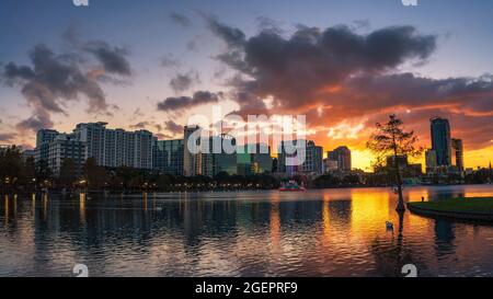 Tramonto colorato sopra il lago Eola e lo skyline della città di Orlando, Florida Foto Stock