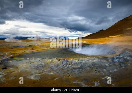 Piscina di fango a vapore nella zona geotermica di Hverir in Islanda Foto Stock