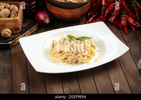 Pasta di Carbonara con pollo affumicato e funghi Foto Stock