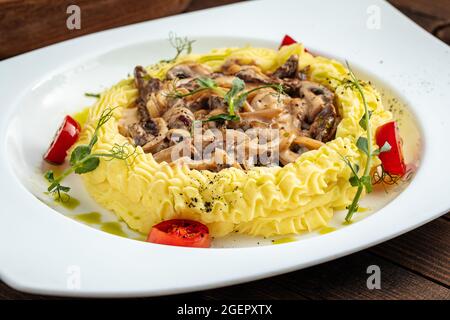 Vitello Stroganov con purè di patate e funghi Foto Stock