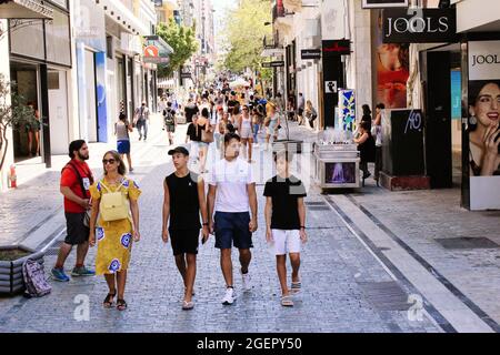 Grecia, Atene, Agosto 11 2020 - Vista della strada Ermou nel centro commerciale di Atene. Foto Stock