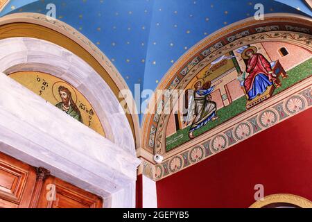 Bellissimi mosaici all'esterno di una chiesa ortodossa cristiana, che mostrano San Giovanni Battista a sinistra e l'Annunciazione alla Vergine Maria sul ri Foto Stock