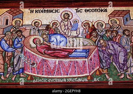 Bellissimo mosaico che mostra la Dormizione della Vergine Maria al di fuori di una chiesa ortodossa cristiana - Atene, Grecia, agosto 11 2020. Foto Stock