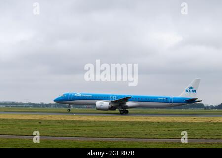 L'aereo PH-NXA KLM Cityhopper Embraer E195-E2 parte da Polderbaan 18R-36L dell'aeroporto Schiphol di Amsterdam nei Paesi Bassi Foto Stock