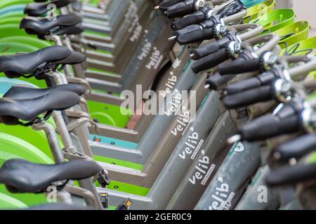 Vélib 'biciclette tropole in fila. Vélib 'Métropole è un sistema di biciclette self-service disponibile a Parigi e in molti comuni della Grande Parigi Foto Stock