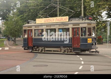 Storico tram blu A327 dal museo sulla via Kneumerdijk a l'Aia chiamato tram Blauwe Foto Stock