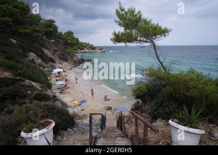 Halkidiki, Grecia - 19 agosto 2021 : la splendida spiaggia di Kavourotrypes in Calcidica Grecia Foto Stock