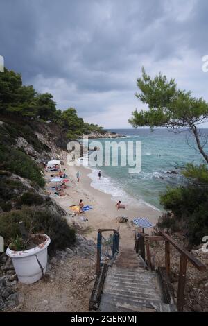 Halkidiki, Grecia - 19 agosto 2021 : la splendida spiaggia di Kavourotrypes in Calcidica Grecia Foto Stock