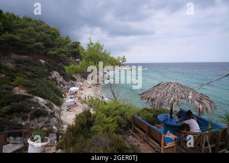 Halkidiki, Grecia - 19 agosto 2021 : la splendida spiaggia di Kavourotrypes in Calcidica Grecia Foto Stock