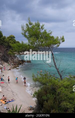 Halkidiki, Grecia - 19 agosto 2021 : la splendida spiaggia di Kavourotrypes in Calcidica Grecia Foto Stock