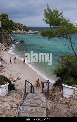 Halkidiki, Grecia - 19 agosto 2021 : la splendida spiaggia di Kavourotrypes in Calcidica Grecia Foto Stock