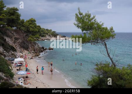 Halkidiki, Grecia - 19 agosto 2021 : la splendida spiaggia di Kavourotrypes in Calcidica Grecia Foto Stock