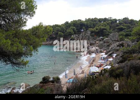 Halkidiki, Grecia - 19 agosto 2021 : la splendida spiaggia di Kavourotrypes in Calcidica Grecia Foto Stock