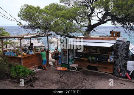 Halkidiki, Grecia - 19 agosto 2021 : un bar sulla spiaggia incredibile in cima alla scogliera presso la famosa spiaggia di Kavourotrypes Chalkidiki in Grecia Foto Stock