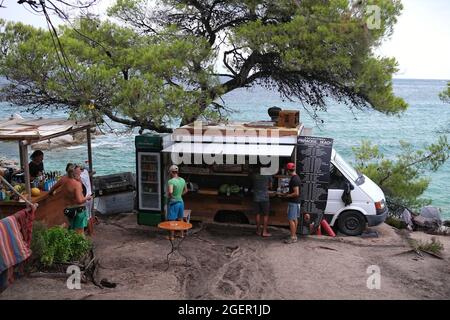 Halkidiki, Grecia - 19 agosto 2021 : un bar sulla spiaggia incredibile in cima alla scogliera presso la famosa spiaggia di Kavourotrypes Chalkidiki in Grecia Foto Stock