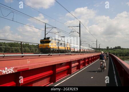 Locomotiva con treno internazionale durante diverse rotte a Hanzeboog nei Paesi Bassi Foto Stock