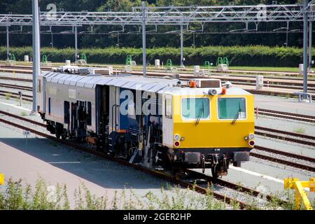 VolkerRail Unimat 103 treno di lavoro per la manutenzione ferroviaria sul tracciato dell'area di sosta a Zwolle Foto Stock