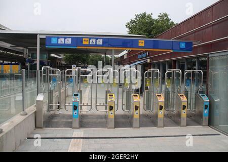 Check-in e check-out porte e terminal da NS e Blauwnet alla stazione Zwolle Foto Stock